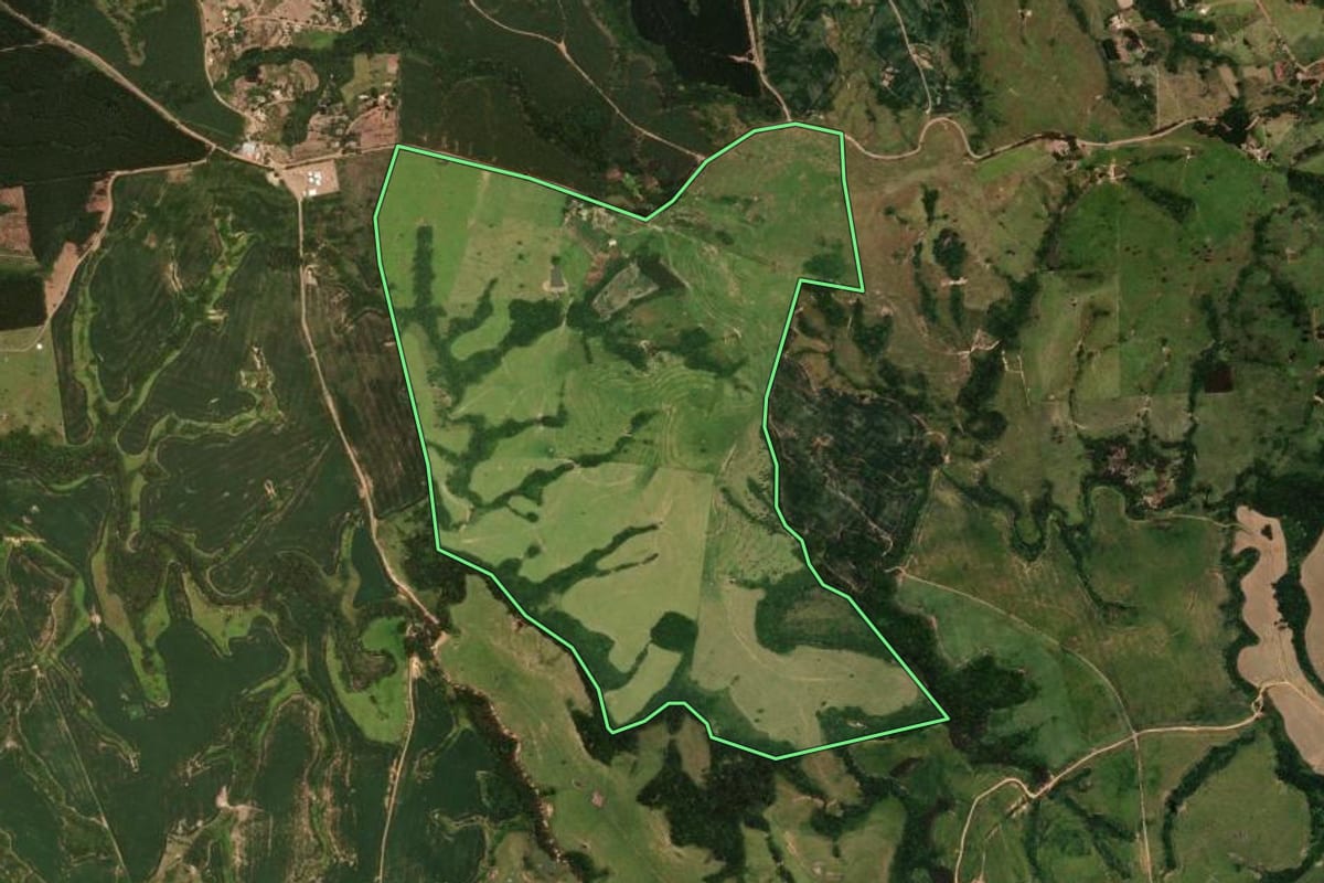 Imagem de satélite do imóvel rural em Rosário do Ivaí (PR), com o contorno declarado no CAR desenhado por cima.