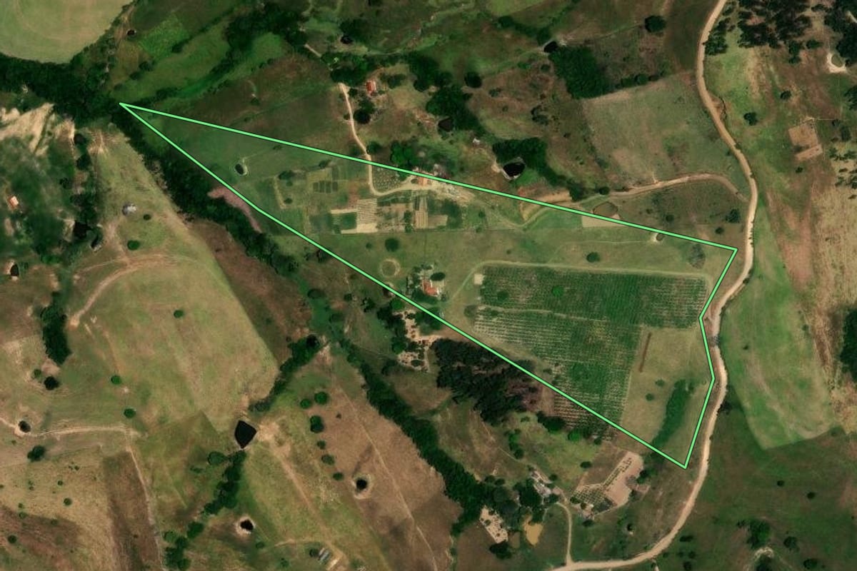 Imagem de satélite do imóvel rural em Rosário do Ivaí (PR), com o contorno declarado no CAR desenhado por cima.