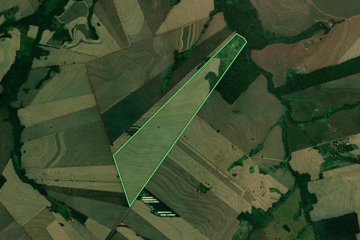 Imagem de satélite do imóvel rural em Sabáudia (PR), com o contorno declarado no CAR desenhado por cima.