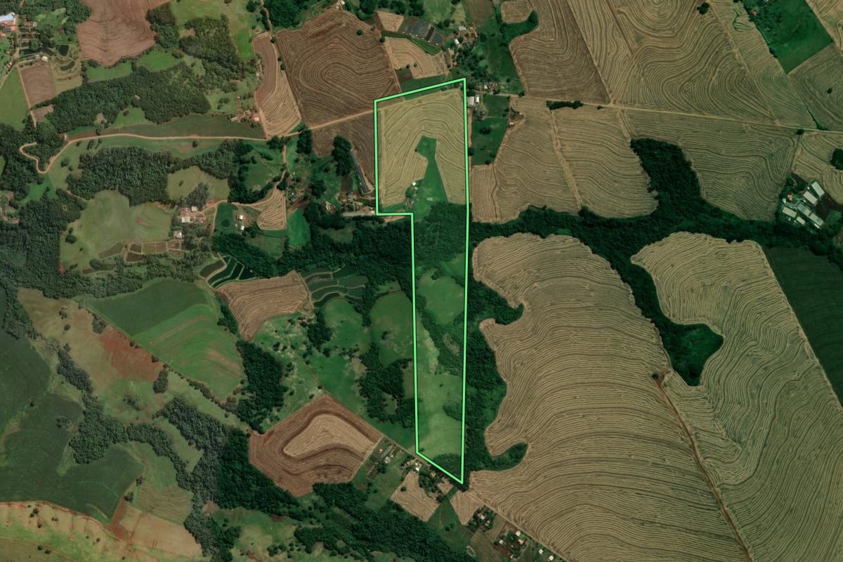 Imagem de satélite do imóvel rural em Sabáudia (PR), com o contorno declarado no CAR desenhado por cima.