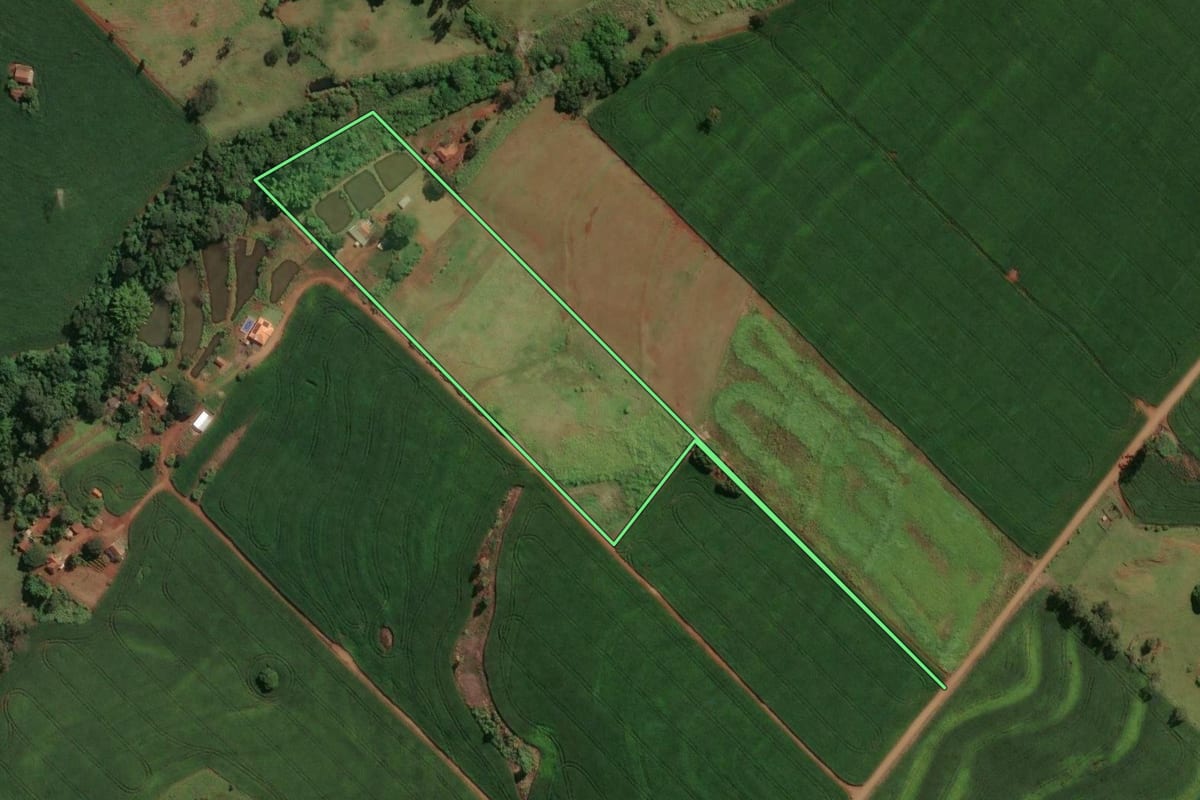 Imagem de satélite do imóvel rural em Sabáudia (PR), com o contorno declarado no CAR desenhado por cima.