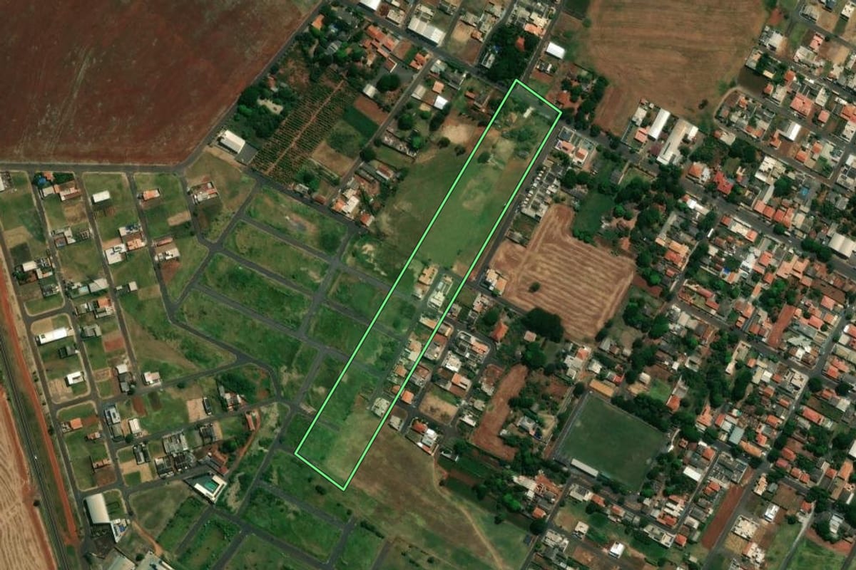 Imagem de satélite do imóvel rural em Sabáudia (PR), com o contorno declarado no CAR desenhado por cima.