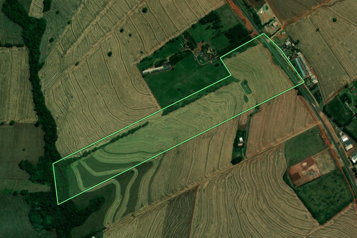 Imagem de satélite do imóvel rural em Sabáudia (PR), com o contorno declarado no CAR desenhado por cima.