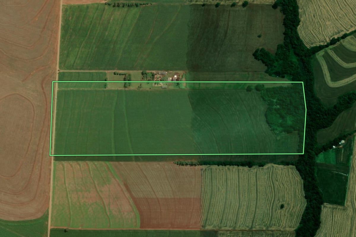 Imagem de satélite do imóvel rural em Sabáudia (PR), com o contorno declarado no CAR desenhado por cima.
