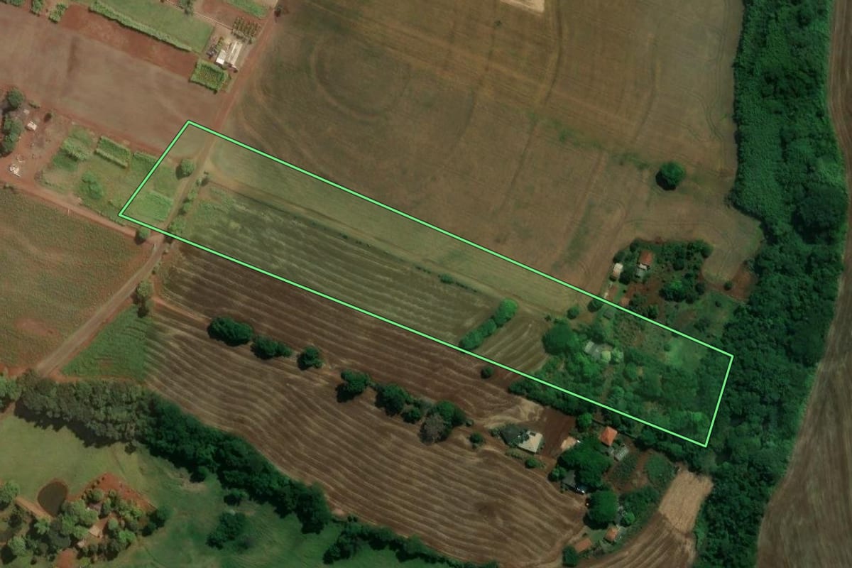 Imagem de satélite do imóvel rural em Sabáudia (PR), com o contorno declarado no CAR desenhado por cima.