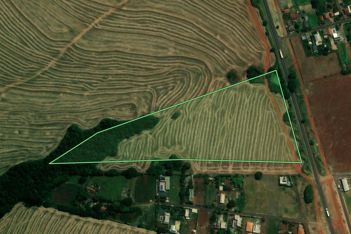 Imagem de satélite do imóvel rural em Sabáudia (PR), com o contorno declarado no CAR desenhado por cima.