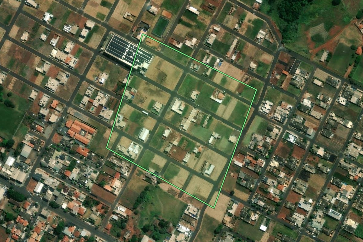 Imagem de satélite do imóvel rural em Sabáudia (PR), com o contorno declarado no CAR desenhado por cima.