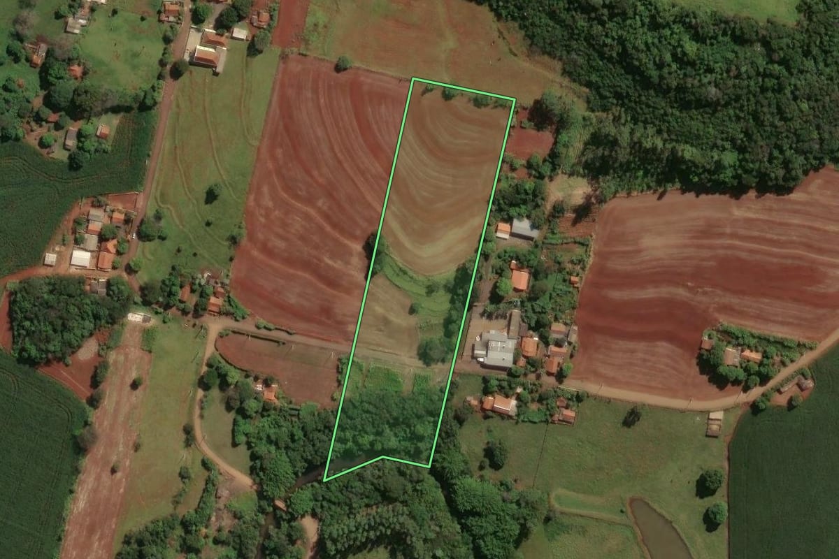 Imagem de satélite do imóvel rural em Sabáudia (PR), com o contorno declarado no CAR desenhado por cima.