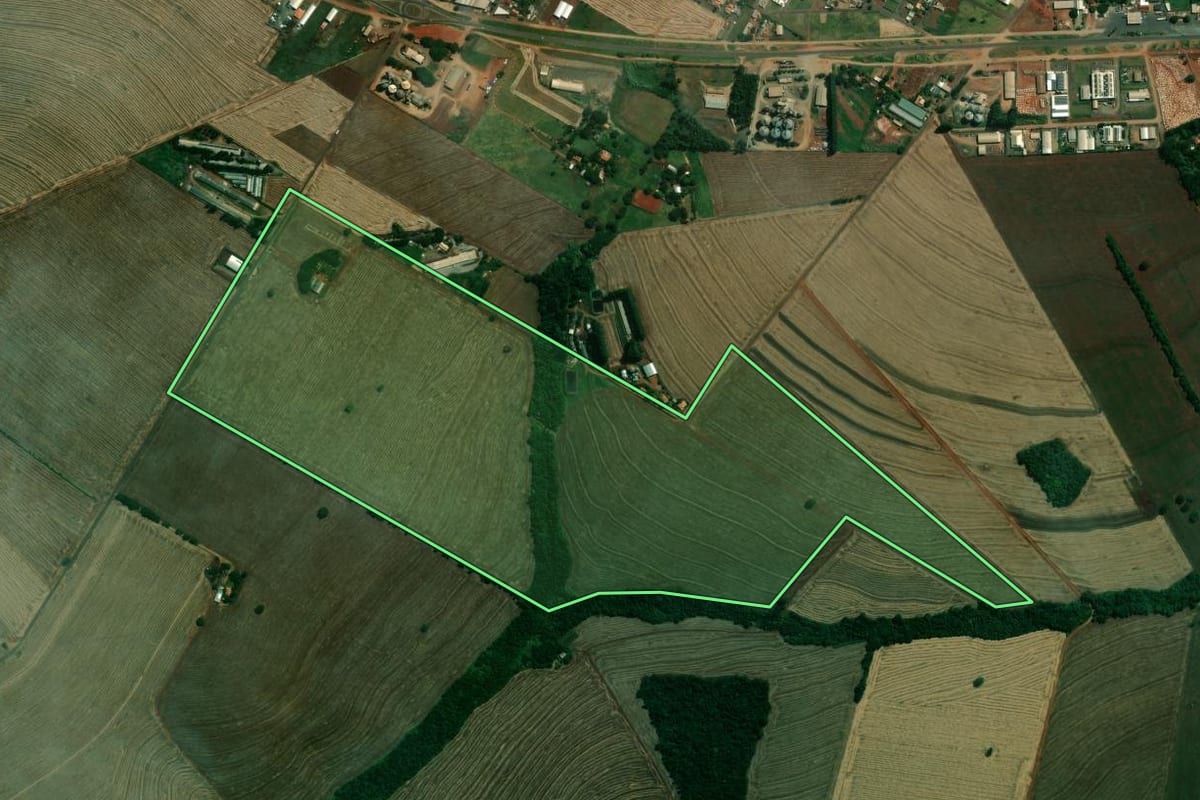 Imagem de satélite do imóvel rural em Sabáudia (PR), com o contorno declarado no CAR desenhado por cima.