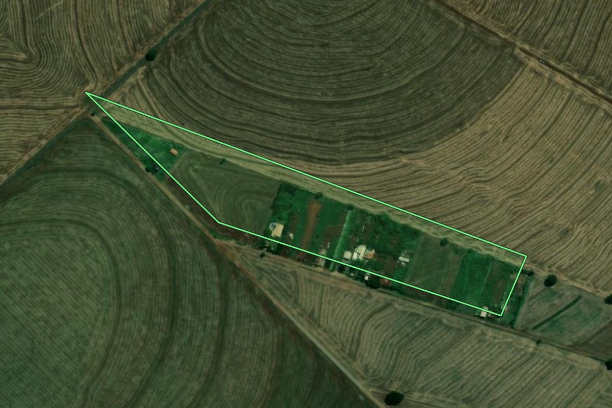 Imagem de satélite do imóvel rural em Sabáudia (PR), com o contorno declarado no CAR desenhado por cima.