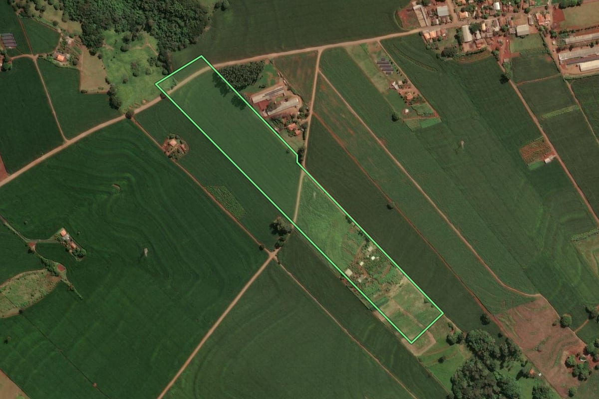 Imagem de satélite do imóvel rural em Sabáudia (PR), com o contorno declarado no CAR desenhado por cima.