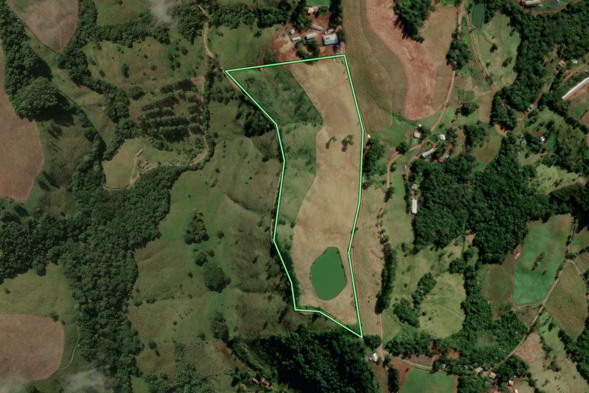 Imagem de satélite do imóvel rural em Salgado Filho (PR), com o contorno declarado no CAR desenhado por cima.