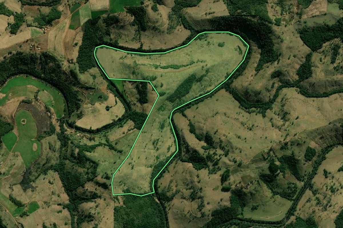 Imagem de satélite do imóvel rural em Salgado Filho (PR), com o contorno declarado no CAR desenhado por cima.