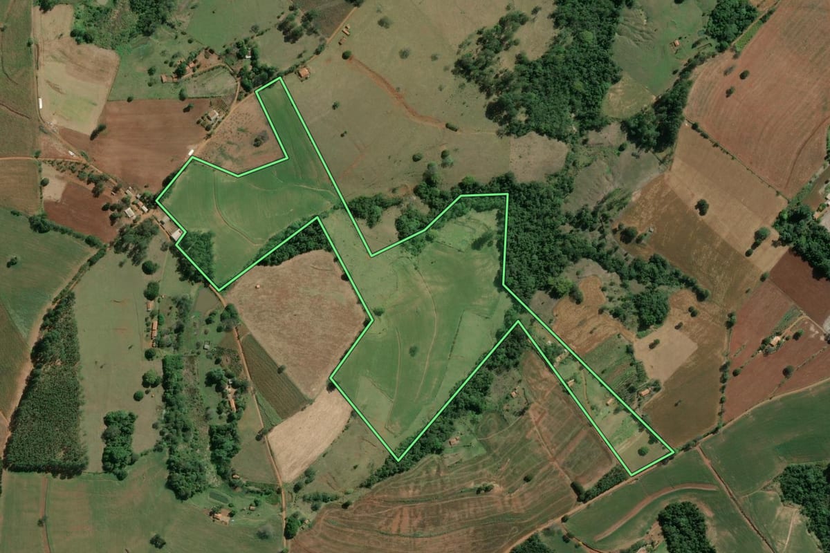 Imagem de satélite do imóvel rural em Salto do Itararé (PR), com o contorno declarado no CAR desenhado por cima.