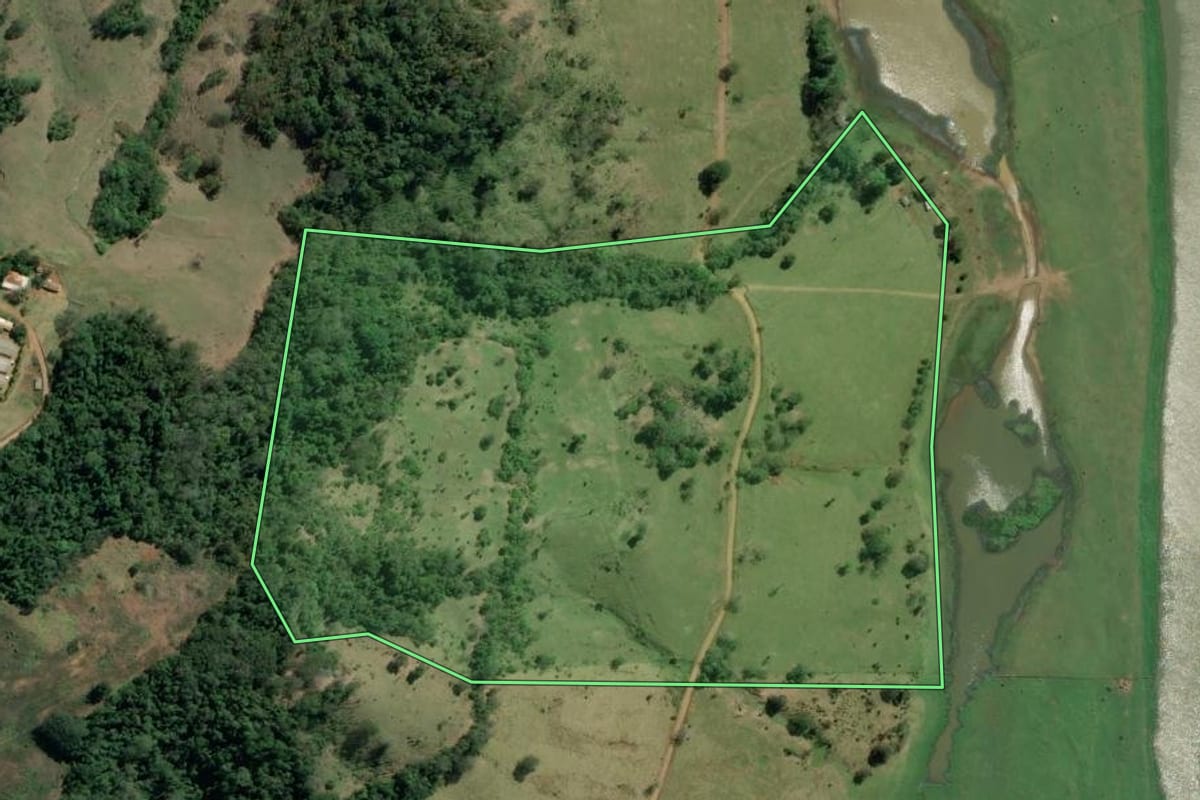 Imagem de satélite do imóvel rural em Salto do Itararé (PR), com o contorno declarado no CAR desenhado por cima.