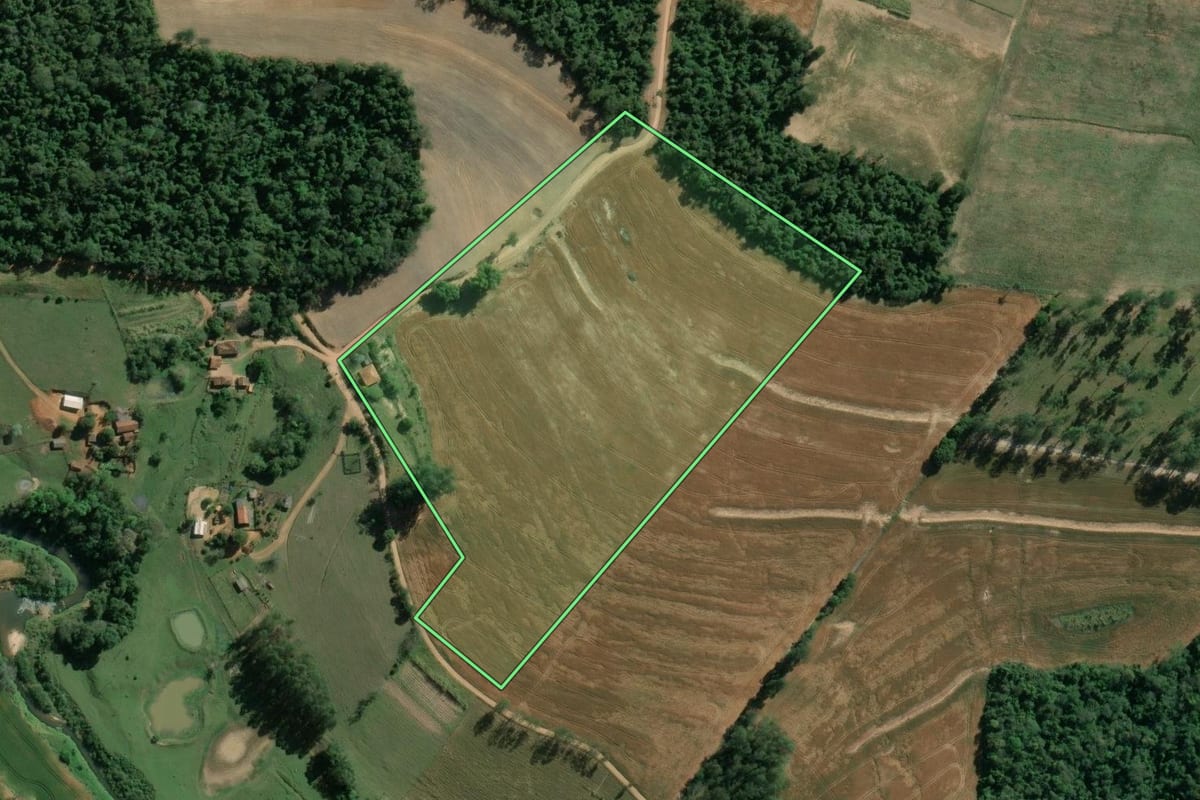 Imagem de satélite do imóvel rural em Salto do Itararé (PR), com o contorno declarado no CAR desenhado por cima.