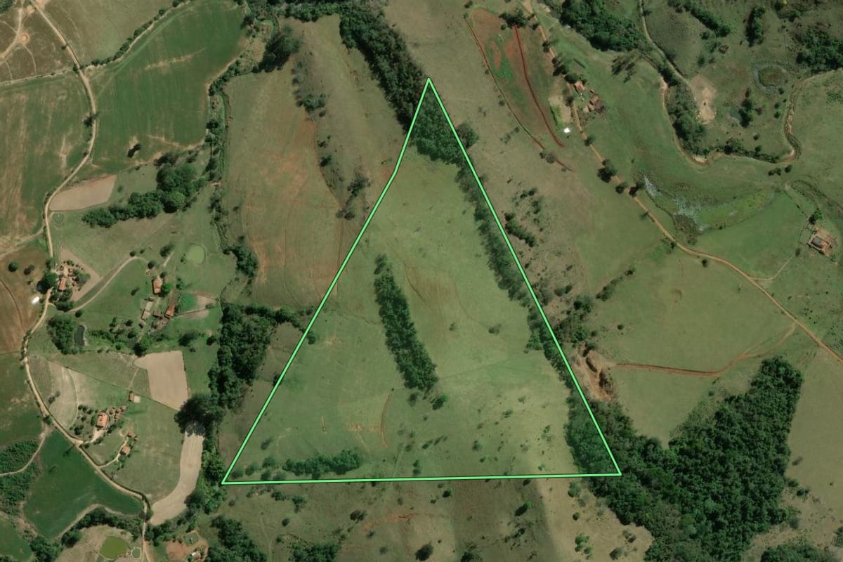 Imagem de satélite do imóvel rural em Salto do Itararé (PR), com o contorno declarado no CAR desenhado por cima.