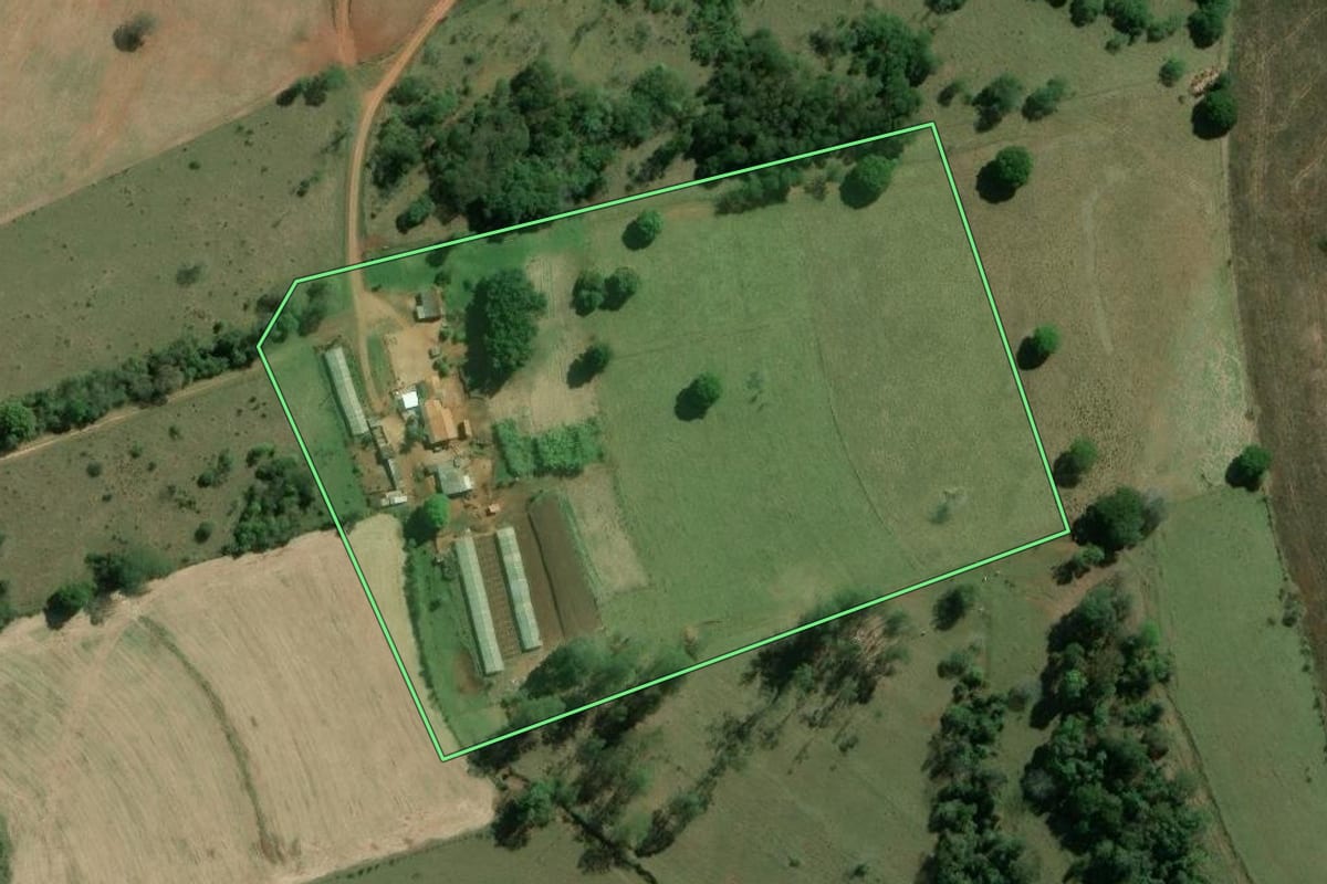 Imagem de satélite do imóvel rural em Salto do Itararé (PR), com o contorno declarado no CAR desenhado por cima.