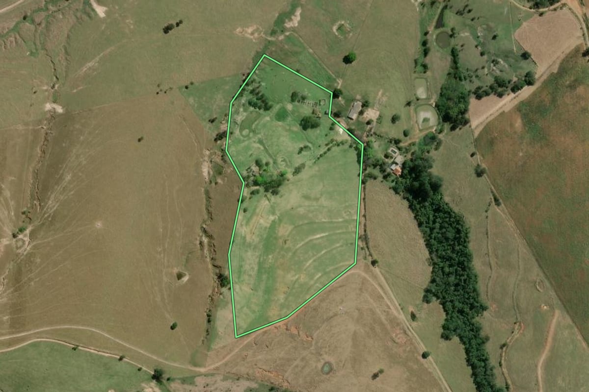 Imagem de satélite do imóvel rural em Salto do Itararé (PR), com o contorno declarado no CAR desenhado por cima.