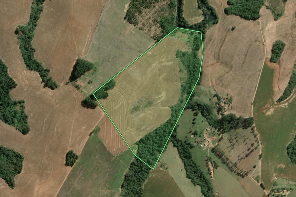 Imagem de satélite do imóvel rural em Salto do Itararé (PR), com o contorno declarado no CAR desenhado por cima.