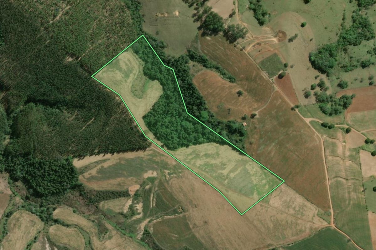 Imagem de satélite do imóvel rural em Salto do Itararé (PR), com o contorno declarado no CAR desenhado por cima.
