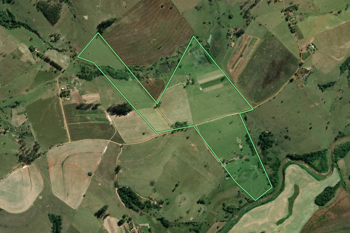 Imagem de satélite do imóvel rural em Salto do Itararé (PR), com o contorno declarado no CAR desenhado por cima.