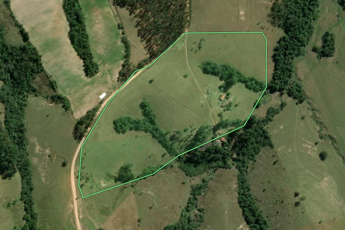 Imagem de satélite do imóvel rural em Salto do Itararé (PR), com o contorno declarado no CAR desenhado por cima.