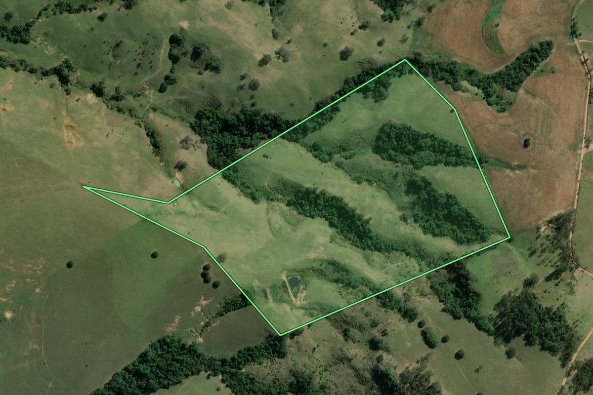 Imagem de satélite do imóvel rural em Salto do Itararé (PR), com o contorno declarado no CAR desenhado por cima.