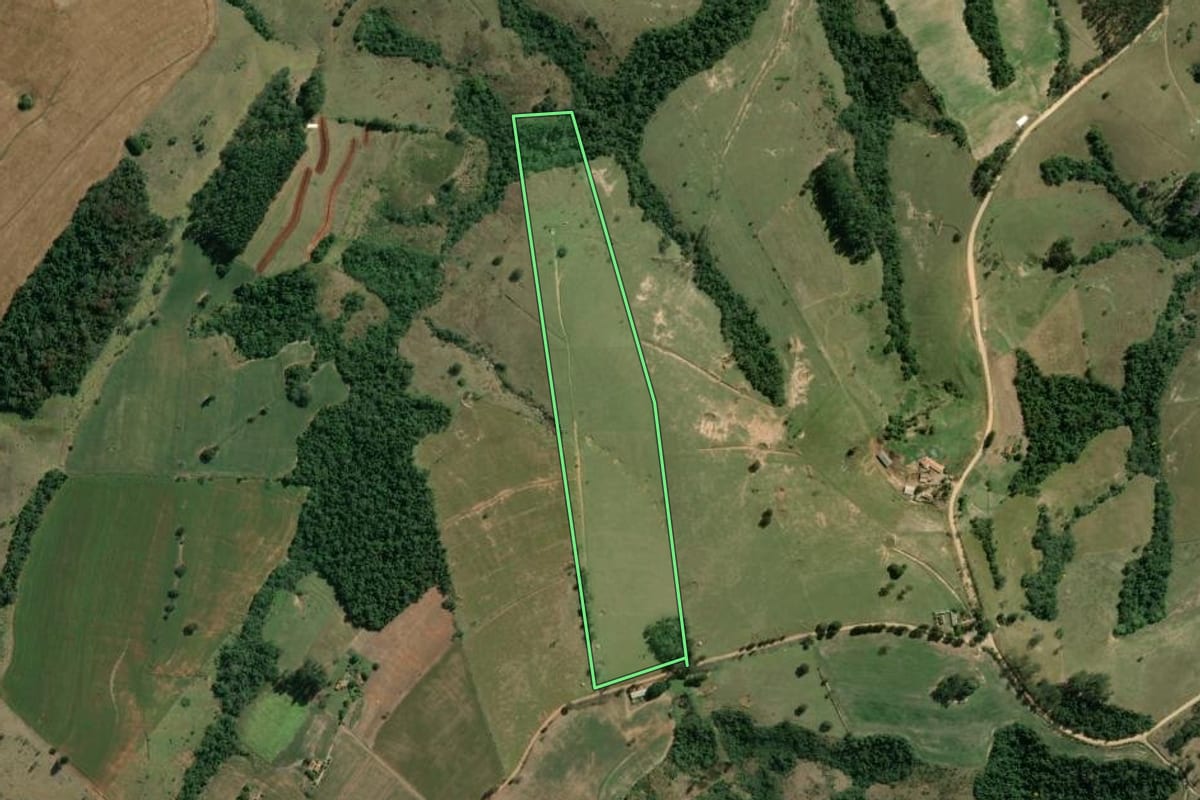 Imagem de satélite do imóvel rural em Salto do Itararé (PR), com o contorno declarado no CAR desenhado por cima.