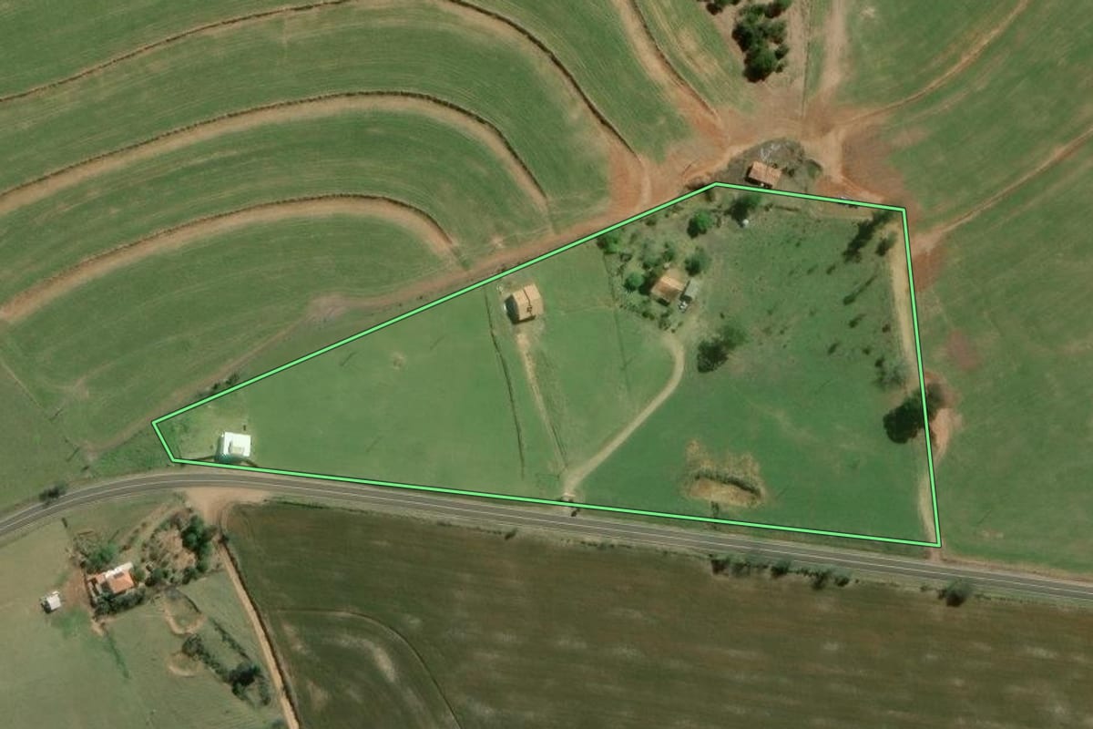 Imagem de satélite do imóvel rural em Salto do Itararé (PR), com o contorno declarado no CAR desenhado por cima.