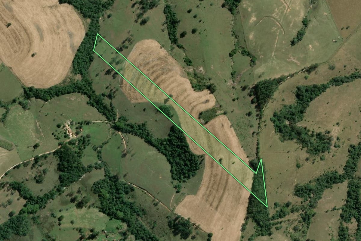 Imagem de satélite do imóvel rural em Salto do Itararé (PR), com o contorno declarado no CAR desenhado por cima.