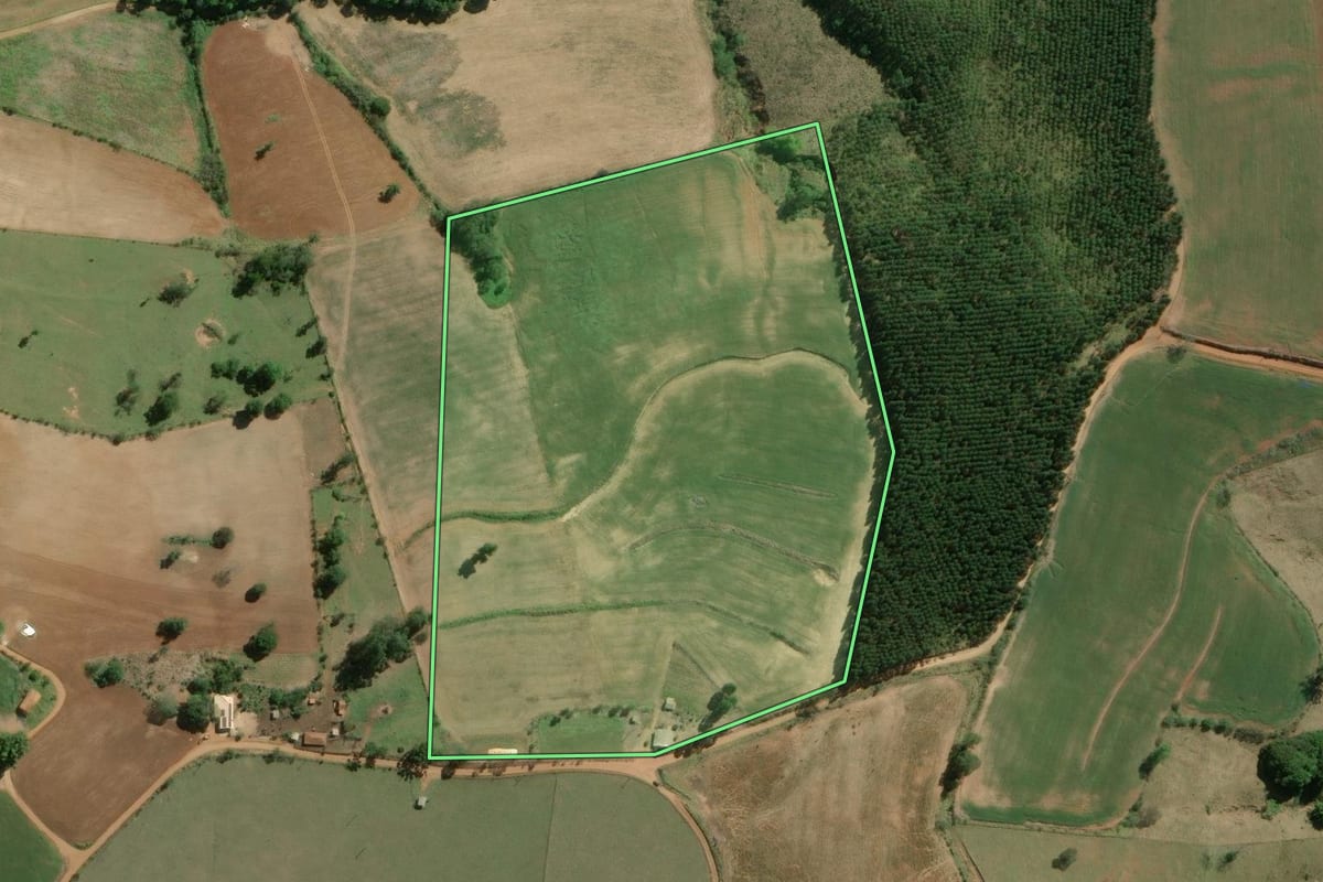 Imagem de satélite do imóvel rural em Salto do Itararé (PR), com o contorno declarado no CAR desenhado por cima.