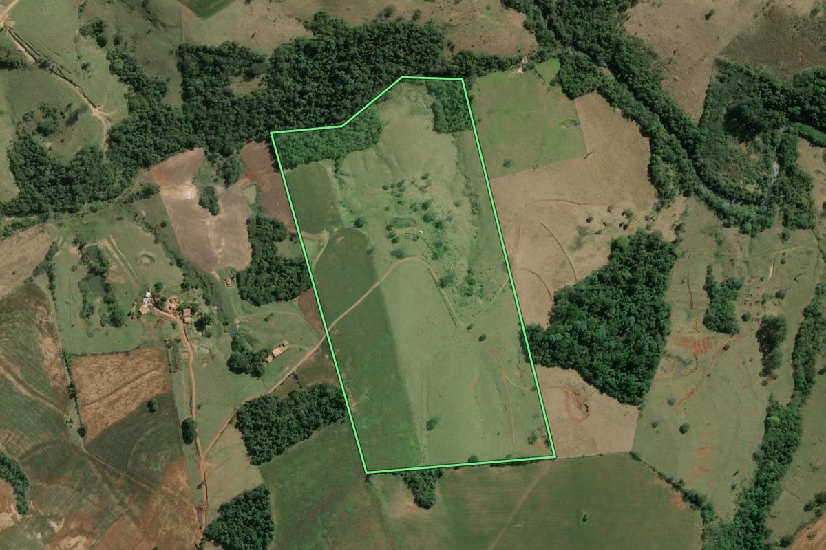 Imagem de satélite do imóvel rural em Salto do Itararé (PR), com o contorno declarado no CAR desenhado por cima.