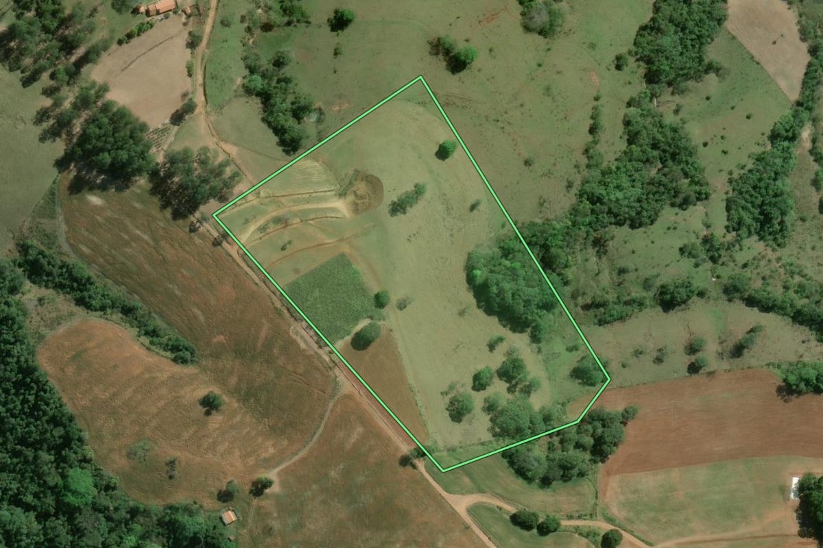 Imagem de satélite do imóvel rural em Salto do Itararé (PR), com o contorno declarado no CAR desenhado por cima.
