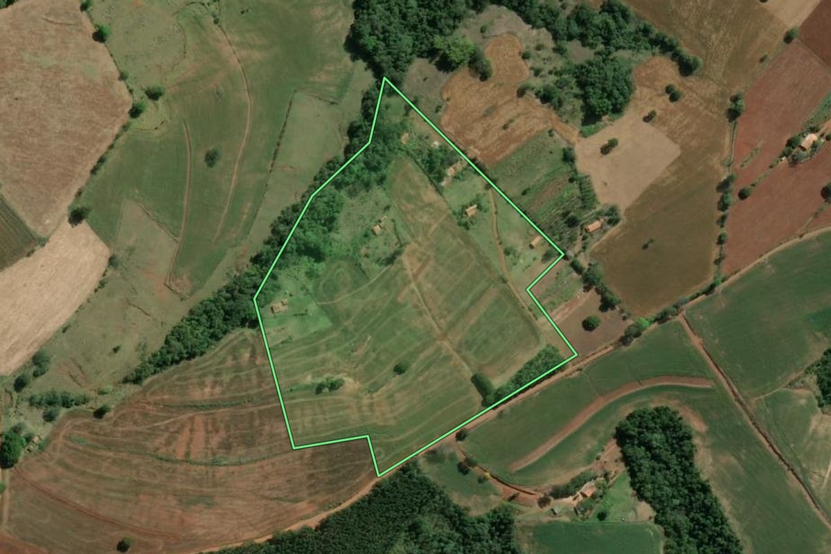 Imagem de satélite do imóvel rural em Salto do Itararé (PR), com o contorno declarado no CAR desenhado por cima.