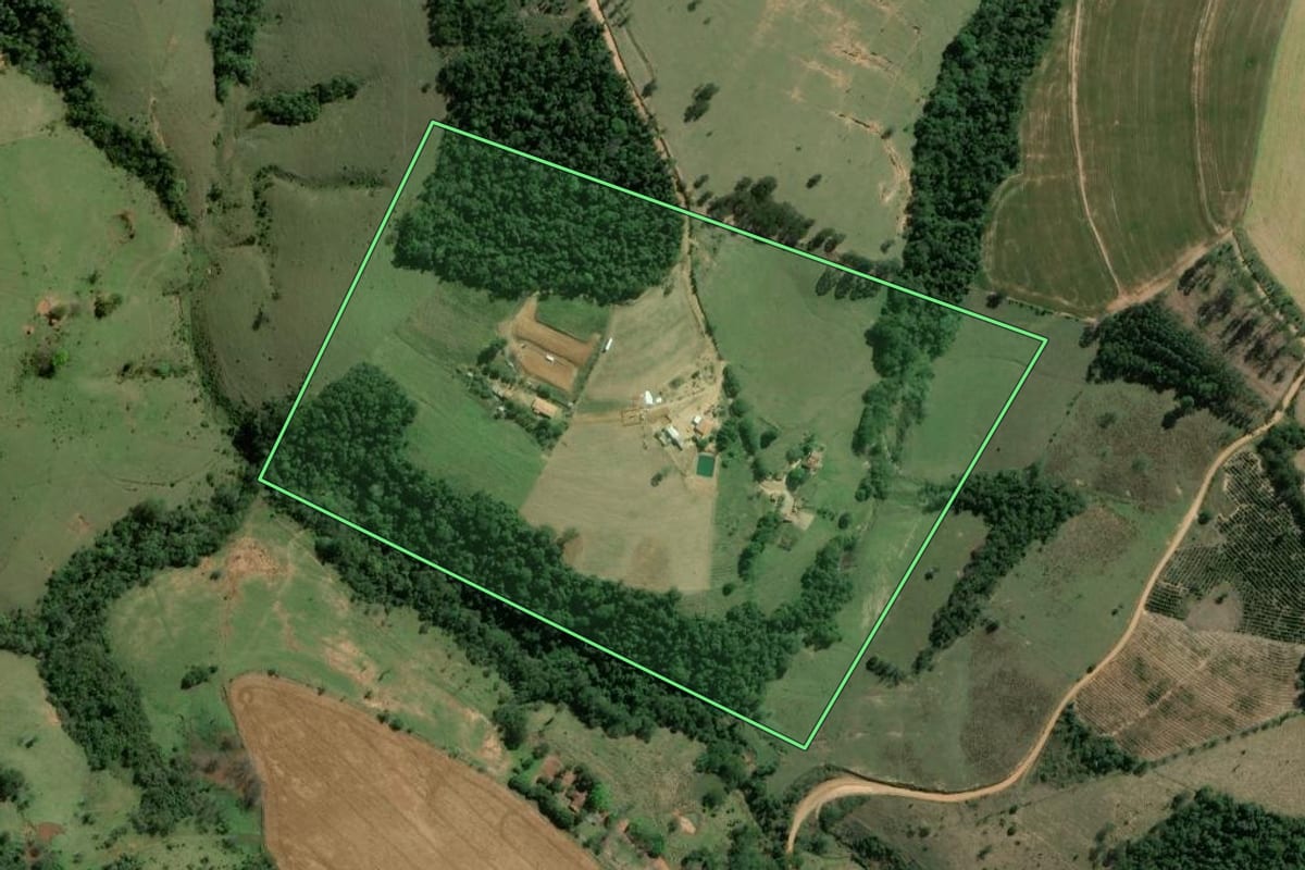 Imagem de satélite do imóvel rural em Salto do Itararé (PR), com o contorno declarado no CAR desenhado por cima.