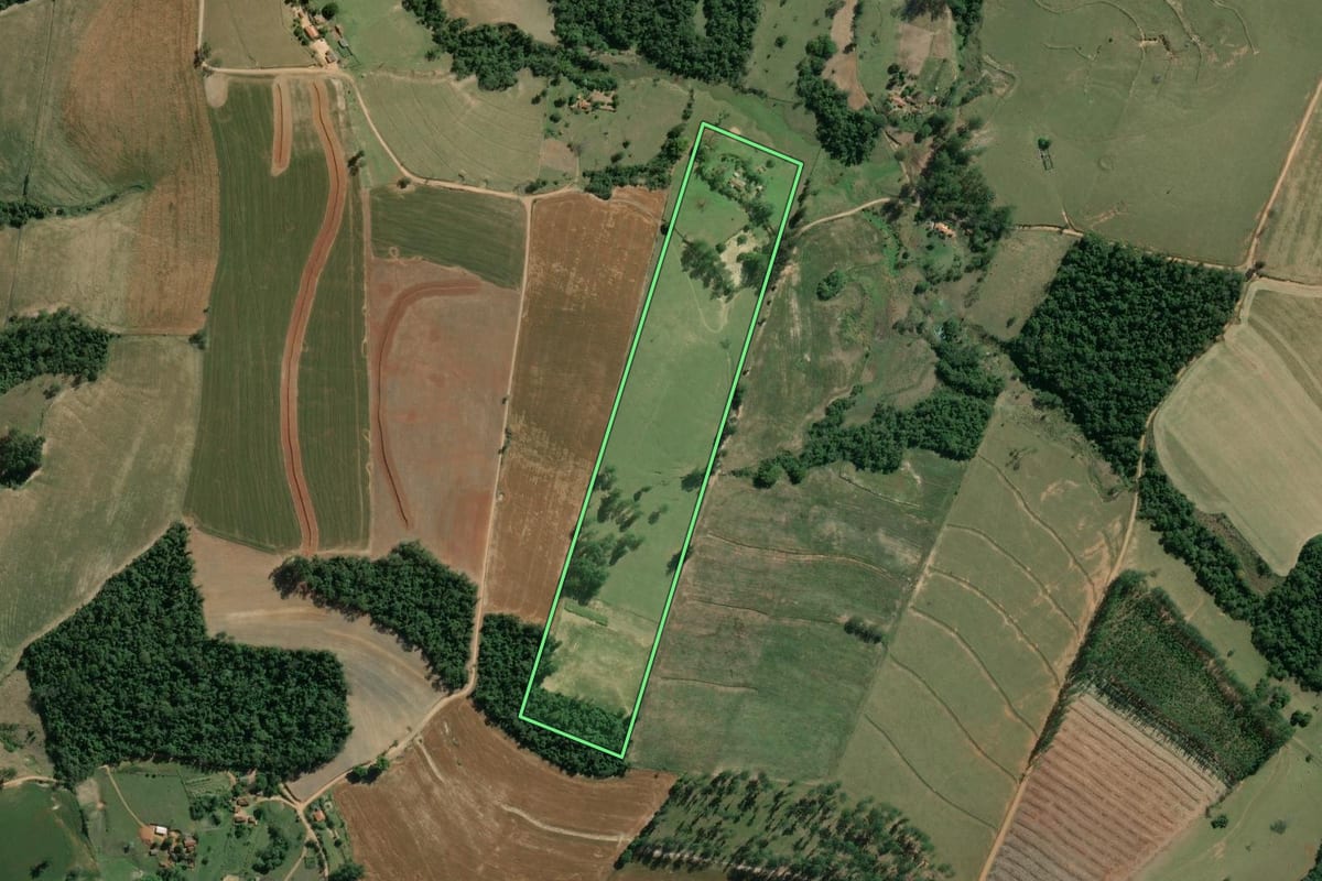 Imagem de satélite do imóvel rural em Salto do Itararé (PR), com o contorno declarado no CAR desenhado por cima.