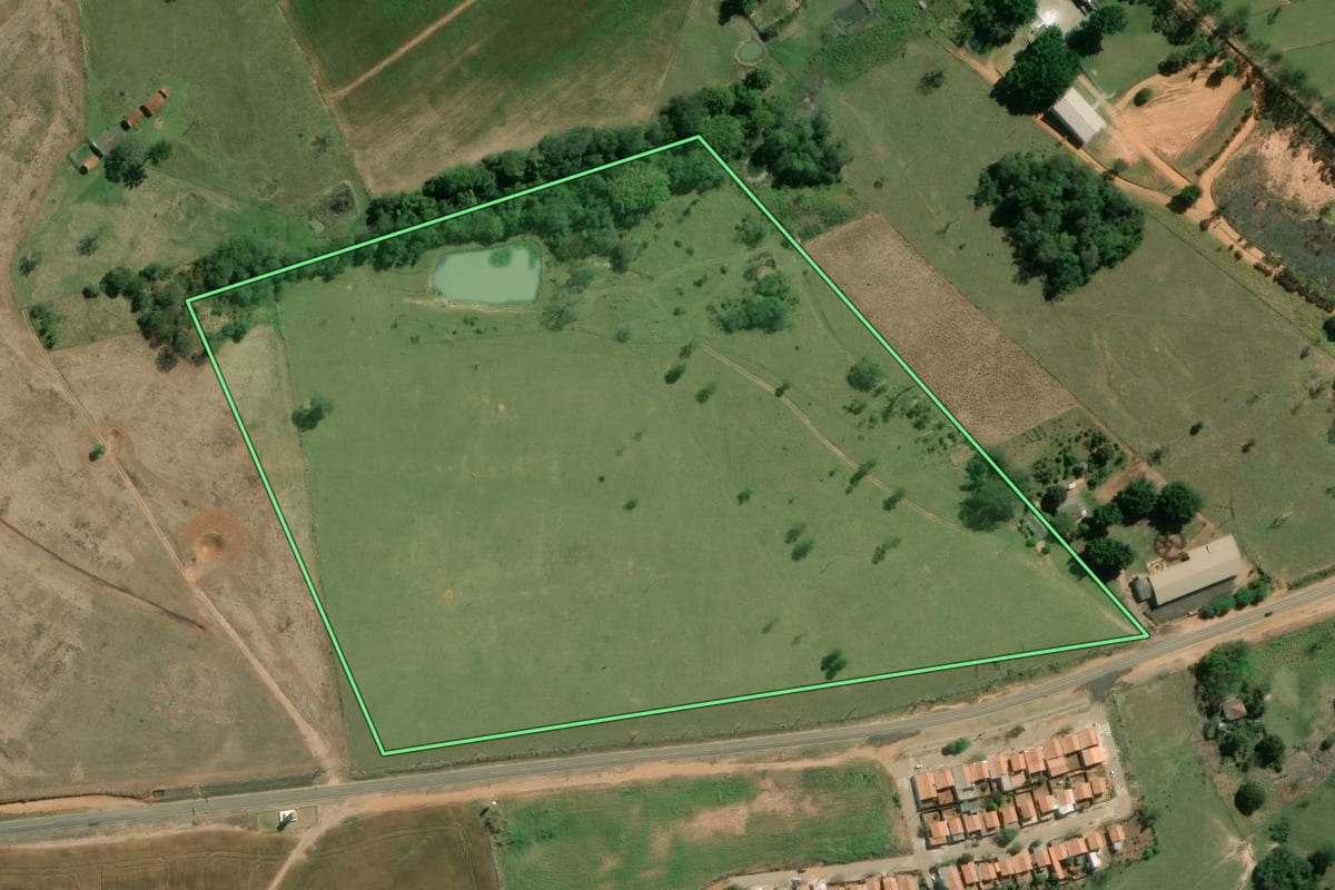 Imagem de satélite do imóvel rural em Salto do Itararé (PR), com o contorno declarado no CAR desenhado por cima.