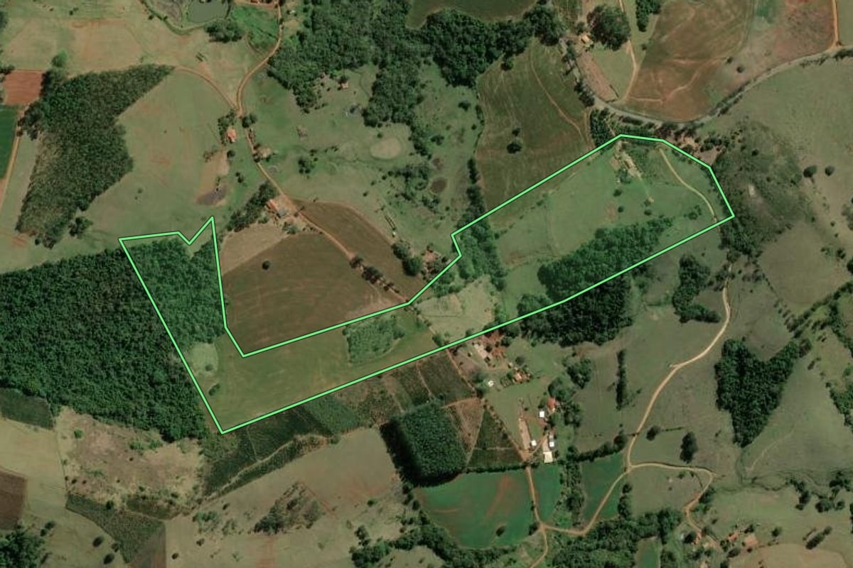 Imagem de satélite do imóvel rural em Salto do Itararé (PR), com o contorno declarado no CAR desenhado por cima.