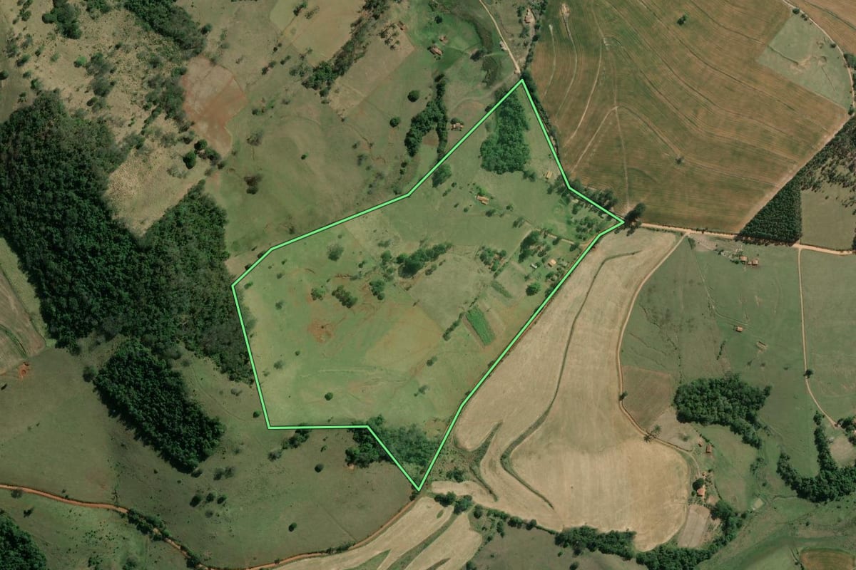 Imagem de satélite do imóvel rural em Salto do Itararé (PR), com o contorno declarado no CAR desenhado por cima.