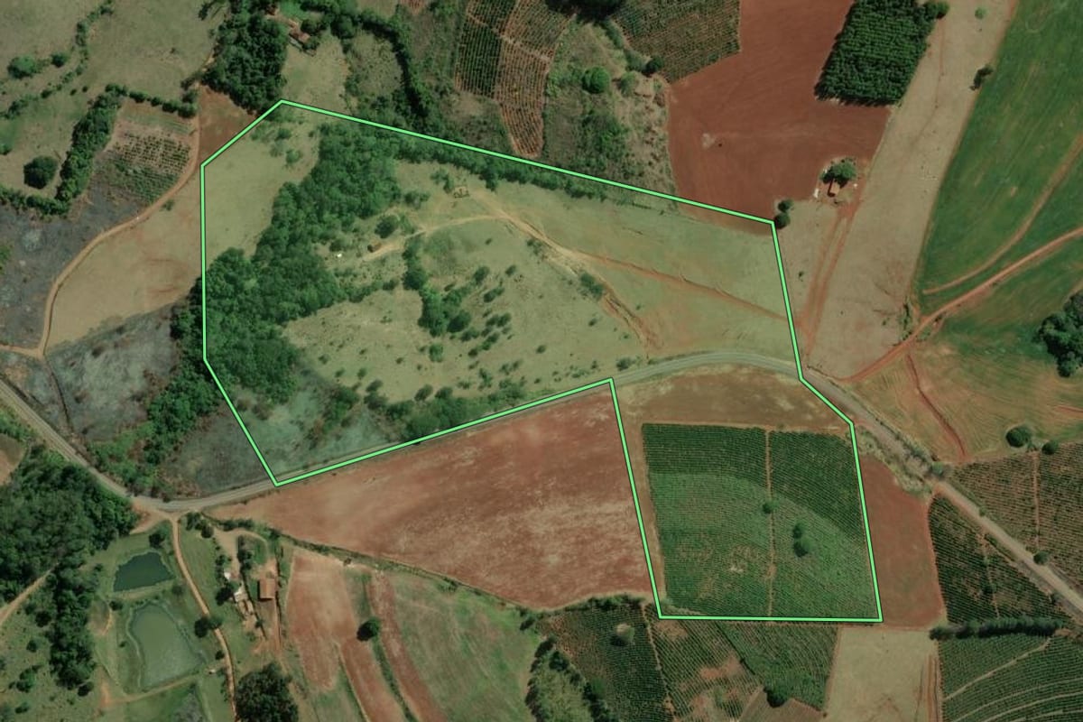 Imagem de satélite do imóvel rural em Salto do Itararé (PR), com o contorno declarado no CAR desenhado por cima.
