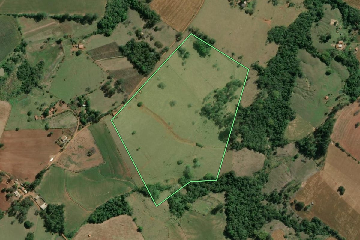 Imagem de satélite do imóvel rural em Salto do Itararé (PR), com o contorno declarado no CAR desenhado por cima.