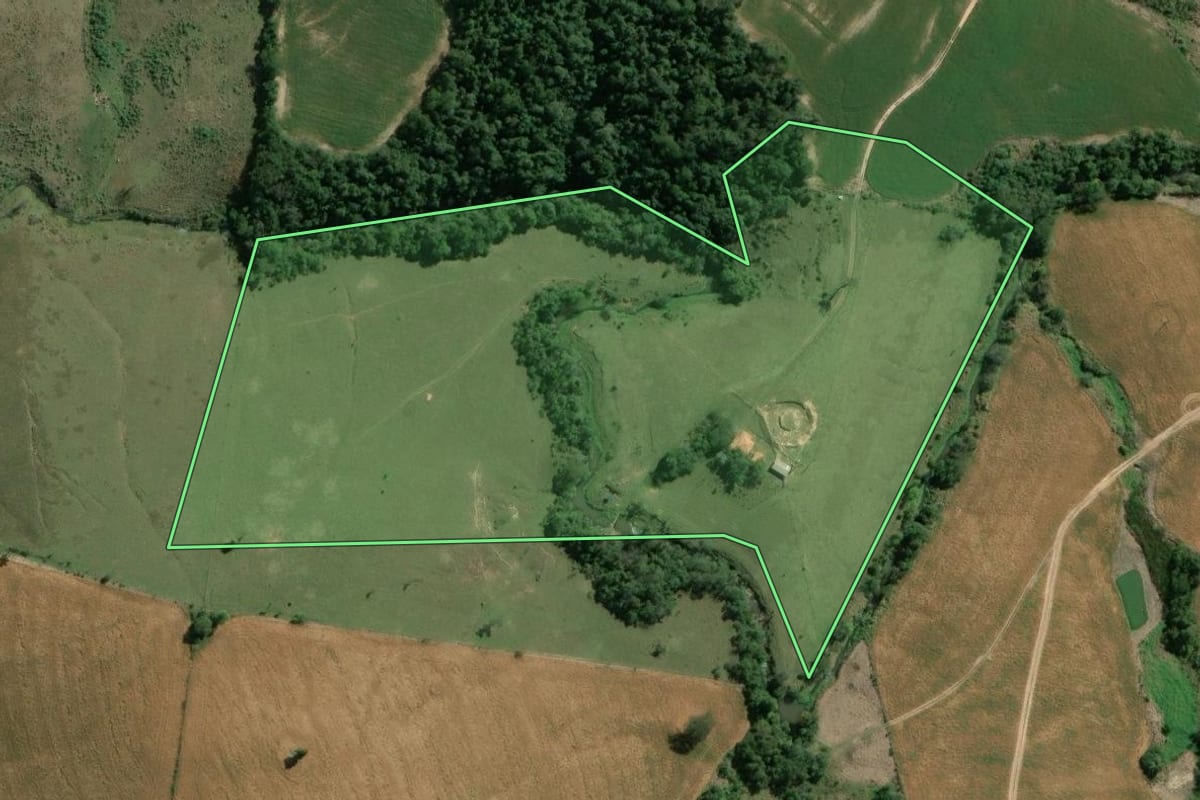 Imagem de satélite do imóvel rural em Salto do Itararé (PR), com o contorno declarado no CAR desenhado por cima.