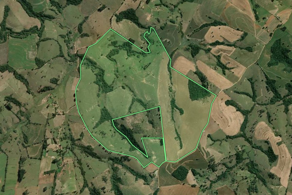 Imagem de satélite do imóvel rural em Salto do Itararé (PR), com o contorno declarado no CAR desenhado por cima.