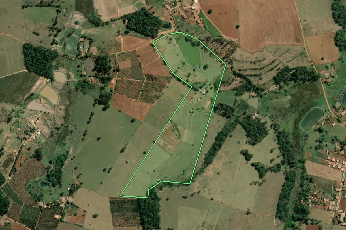 Imagem de satélite do imóvel rural em Salto do Itararé (PR), com o contorno declarado no CAR desenhado por cima.