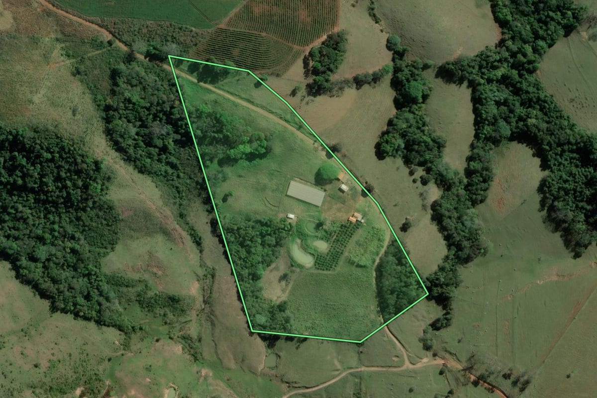 Imagem de satélite do imóvel rural em Salto do Itararé (PR), com o contorno declarado no CAR desenhado por cima.