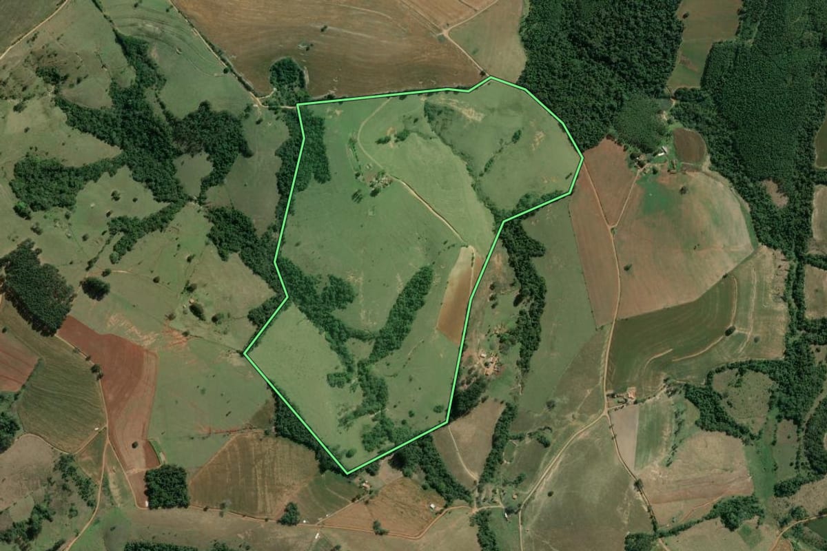Imagem de satélite do imóvel rural em Salto do Itararé (PR), com o contorno declarado no CAR desenhado por cima.