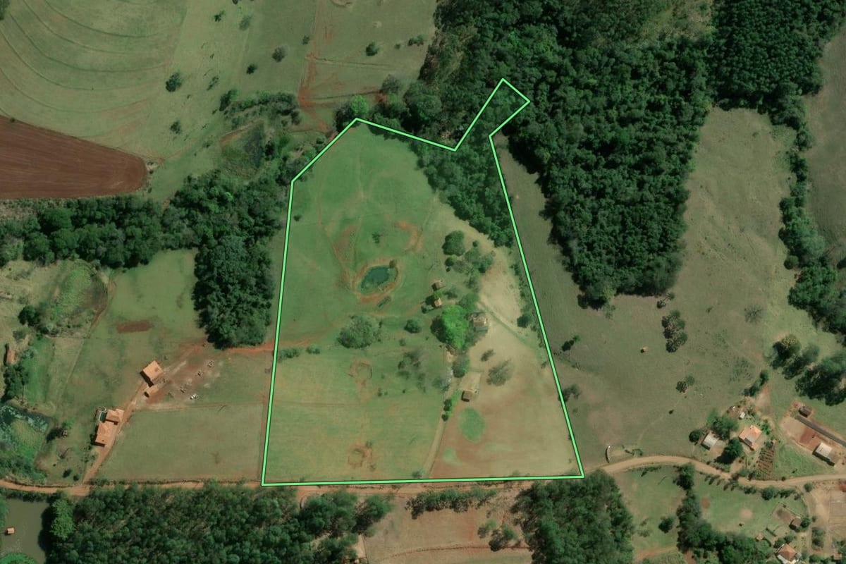 Imagem de satélite do imóvel rural em Salto do Itararé (PR), com o contorno declarado no CAR desenhado por cima.
