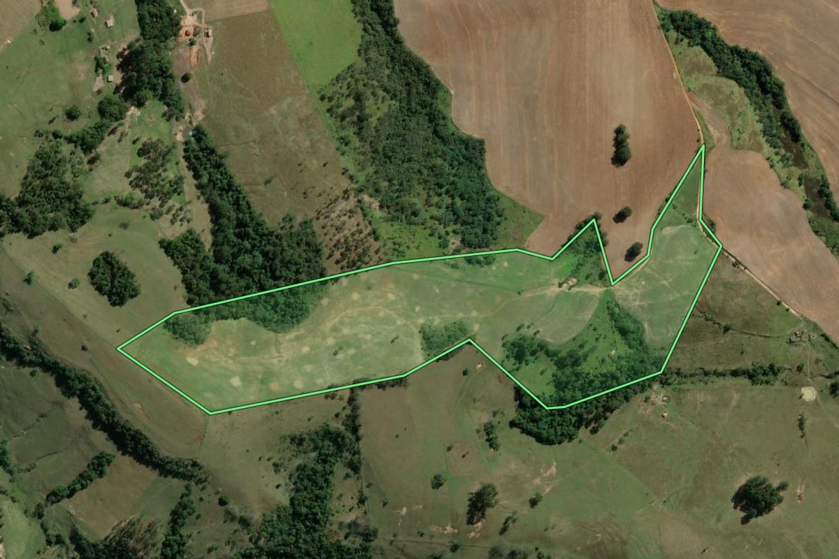 Imagem de satélite do imóvel rural em Salto do Itararé (PR), com o contorno declarado no CAR desenhado por cima.