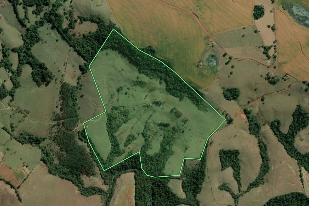 Imagem de satélite do imóvel rural em Salto do Itararé (PR), com o contorno declarado no CAR desenhado por cima.